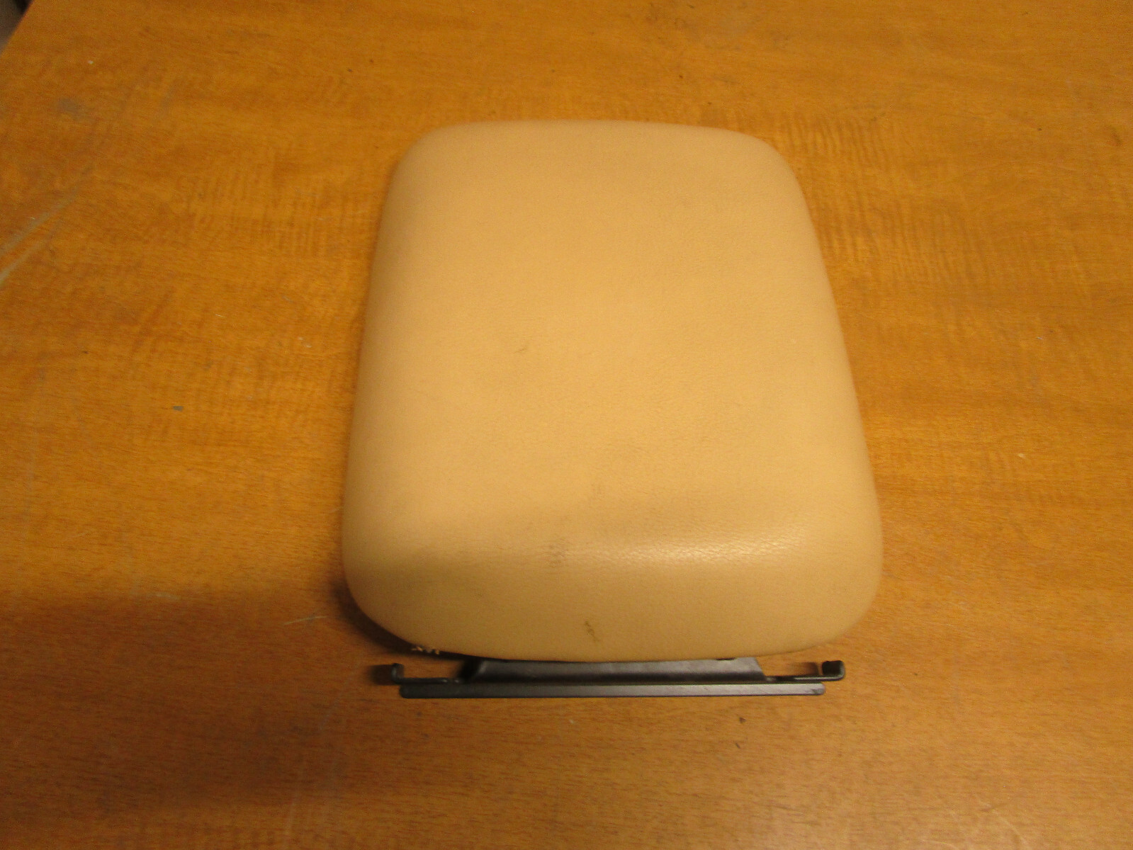 Maserati  4200 - Center Console Cover / Lid - Beige - P/N 66772800