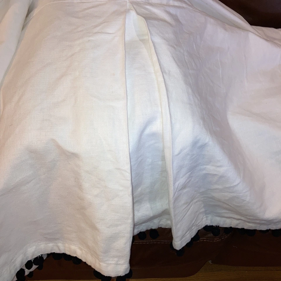 Falda de cama PB Teen Emily & Merritt Twin XL blanca mezcla de lino azul pompón 18" caída Foto 2 de 4