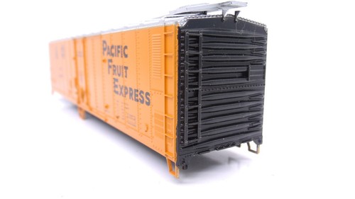 Athearn HO 50 FT Pacific Fruit Express PFE Plug Door Reefer Train Kit 1627 2of4 - Picture 5 of 15