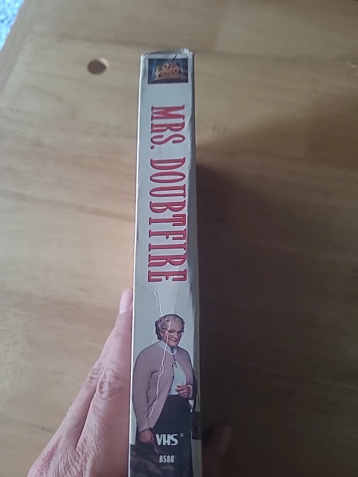 Mrs. Doubtfire VHS 1994 Video Tape Robin Williams Classic Comedy VTG 90s Movie - Image 3 of 4