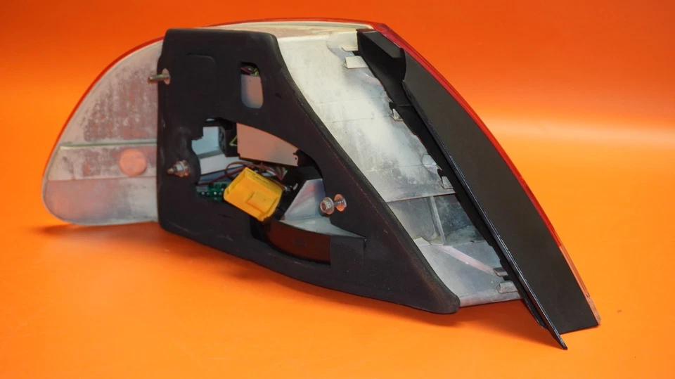 BMW 745 TAIL LIGHT RIGHT PASSENGER 2002 2003 2004 2005 E65 OEM - Image 4 of 4