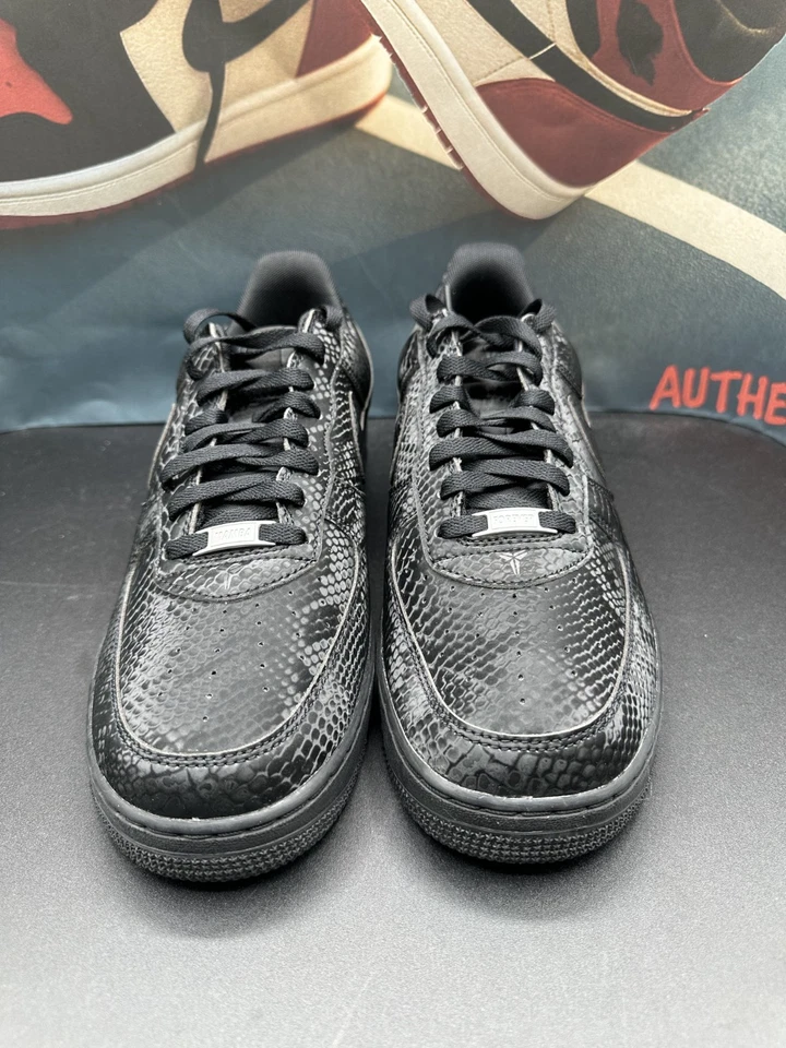 Talla 10 - Kobe Bryant x Nike Air Force 1 Low Triple Negro Foto 2 de 4