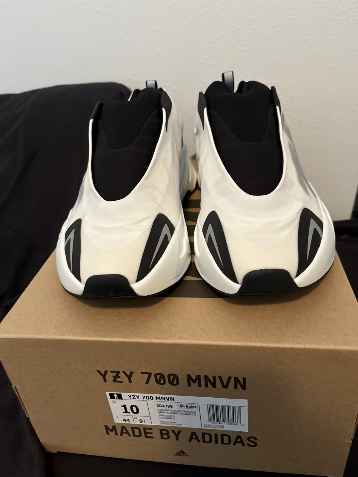 SAOLA Yeezy Yzy 700 MNVN analogico taglia 10 fondo di magazzino DS