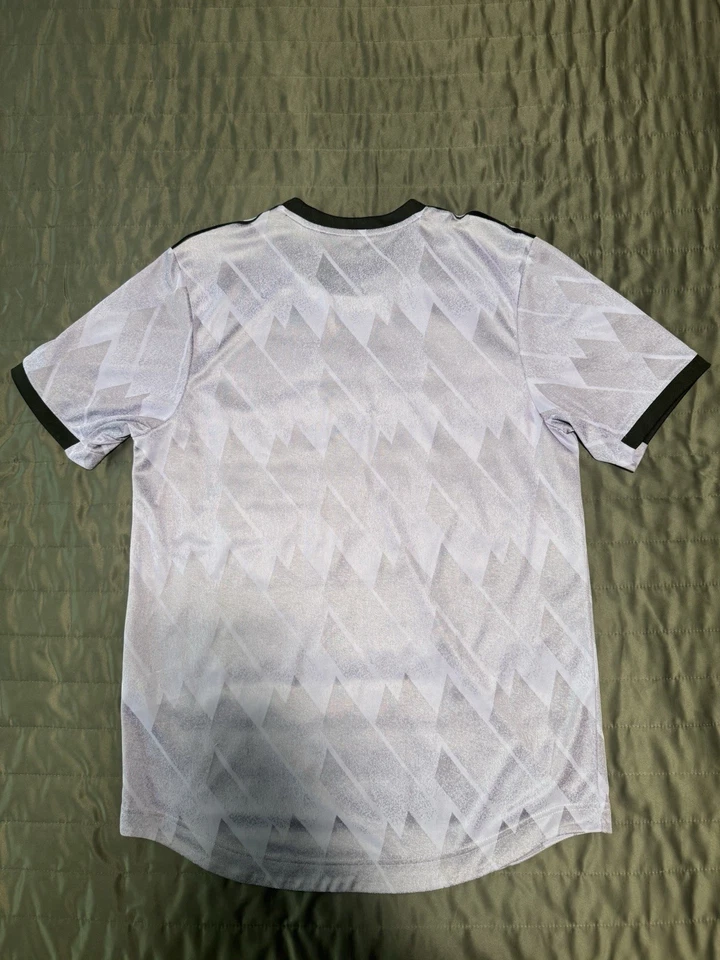 Camiseta Adidas Real Madrid 22/23 Visitante Auténtica Talla Grande Foto 3 de 4