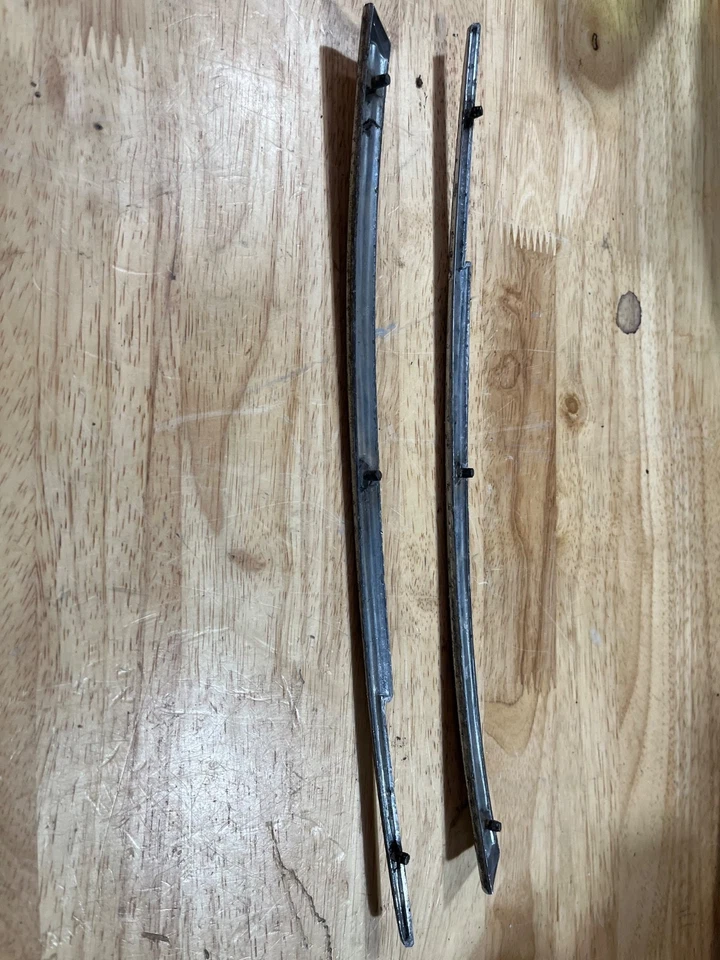 1939 Ford Deluxe upper front hood trim cat whiskers pair — 第 2/3 张图片