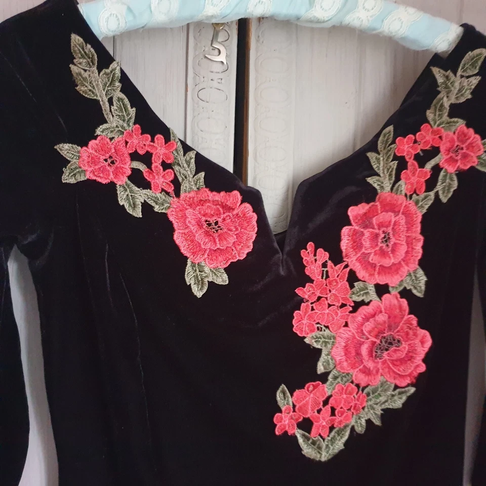 Top corto Quiz años 90 estilo Y2K terciopelo negro talla 10 rojo apliques florales Steampunk Foto 2 de 4