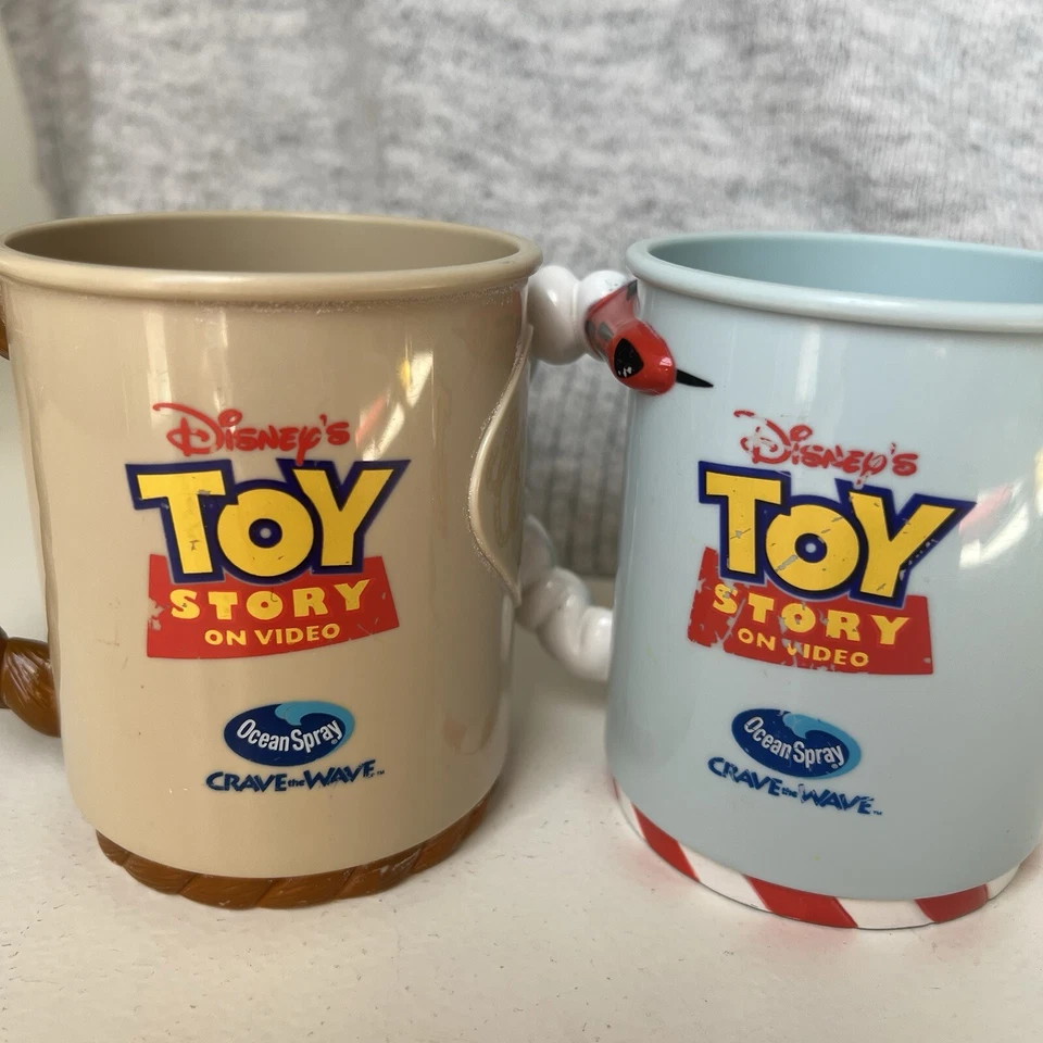 2 tazas de plástico Pixar Toy Store de Disney 1996 Buzz Lightyear y Woody Ocean Spray Foto 4 de 4
