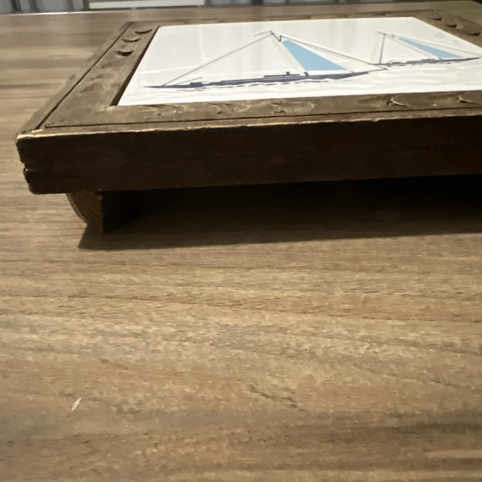 "Trivet cerámico con marco de madera vintage hecho en España veleros 8"" mediados de siglo moderno" Foto 4 de 4