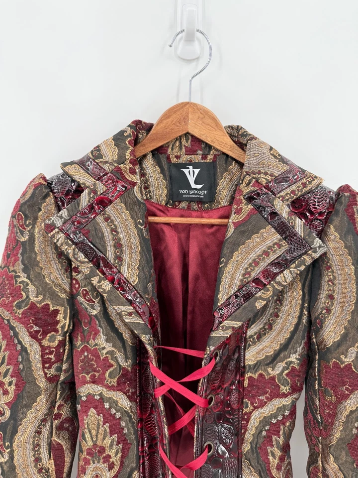 Von Lancelot Mujer Rojo Brocado Croc Chaqueta Con Cordones Talla XXS ÚNICO Disfraz Vampiro Foto 2 de 4