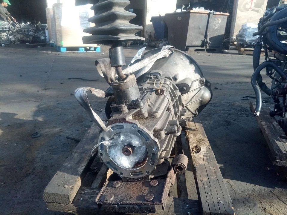 Used Manual Transmission Assembly fits: 2001 Jeep Wrangler MT 6 cylinder Grade A Foto 3 de 4