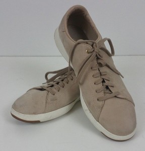 tan tennis shoes