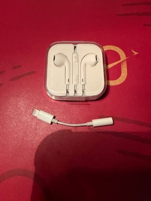 Combo Apple EarPods with 3.5 mm Headphone Plug and a Lightning Converter