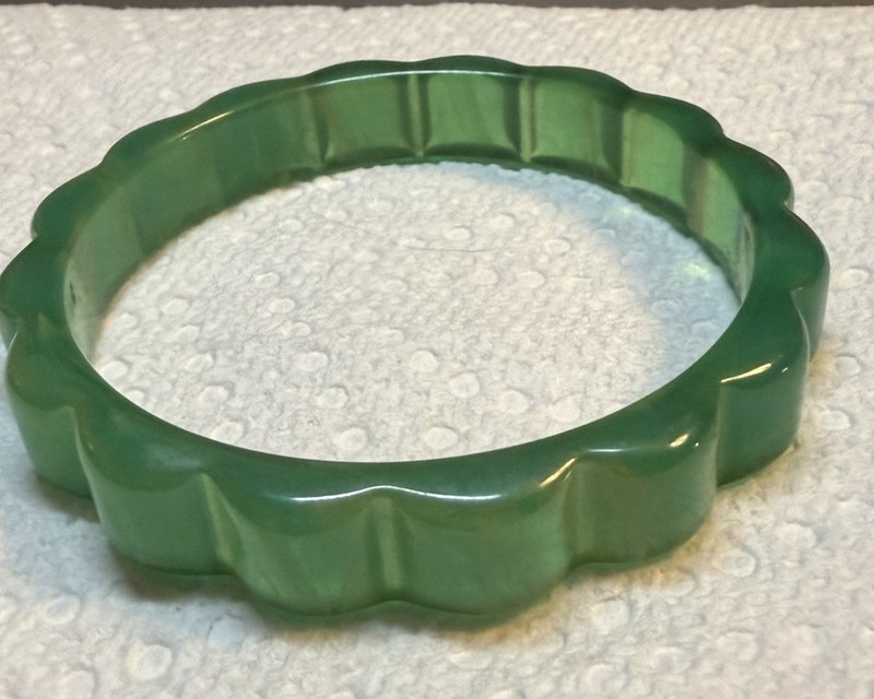 Vintage Green BakeLight Bangle Bracelet With Ridges In It