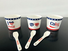 Coca-Cola EisBecher/Tassen Set 3x USA Design inkl. 3 L&ouml;ffel wei&szlig;/blau/rot *neuw.