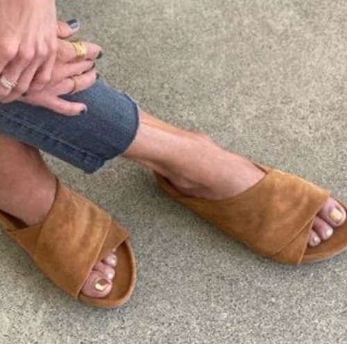 Damen-Sandalen 8 Beek Kea braun weiches Veloursleder überkreuzte Pantoletten breiter Riemen