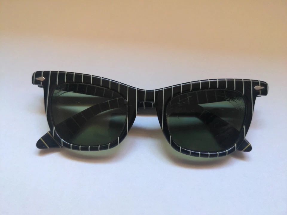 Óculos de sol vintage 1950 American Optical Calobar CP73-46 preto branco listrado com pinos - Imagem 3 de 4