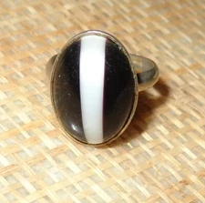 VINTAGE EMMONS BLACK & WHITE CATS EYE SILVER-TONE RING  ADJUSTABLE SZ 6 AS SHOWN