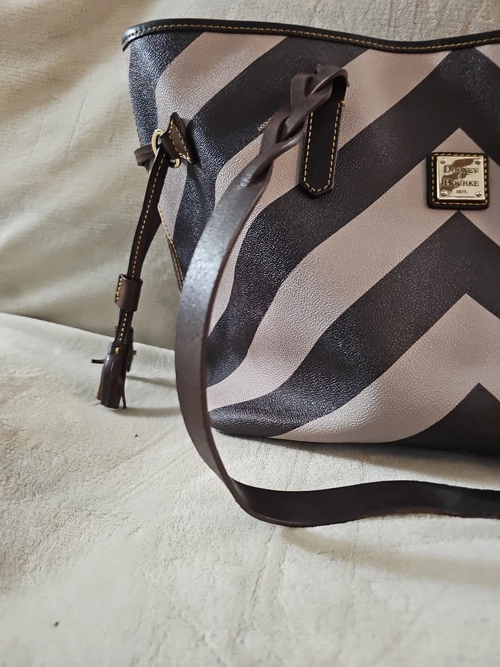 Bolso de Mano Dooney & Bourke Marrón y Beige Chevron Flecos  Foto 2 de 4