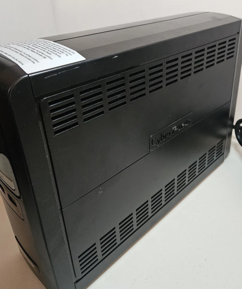 CyberPower CST135XLU 1350VA/810W AVR, LCD, USB 2.0 UPS with batteries - Image 3 of 4