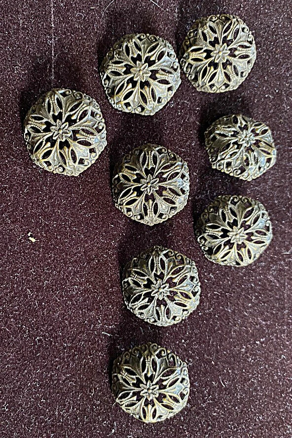 8 Metal Filigree Shank Buttons WW48 - Image 2 of 2