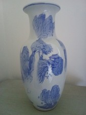 grand vase chinois vintage porcelaine bleu blanc avec un paysage onirique
