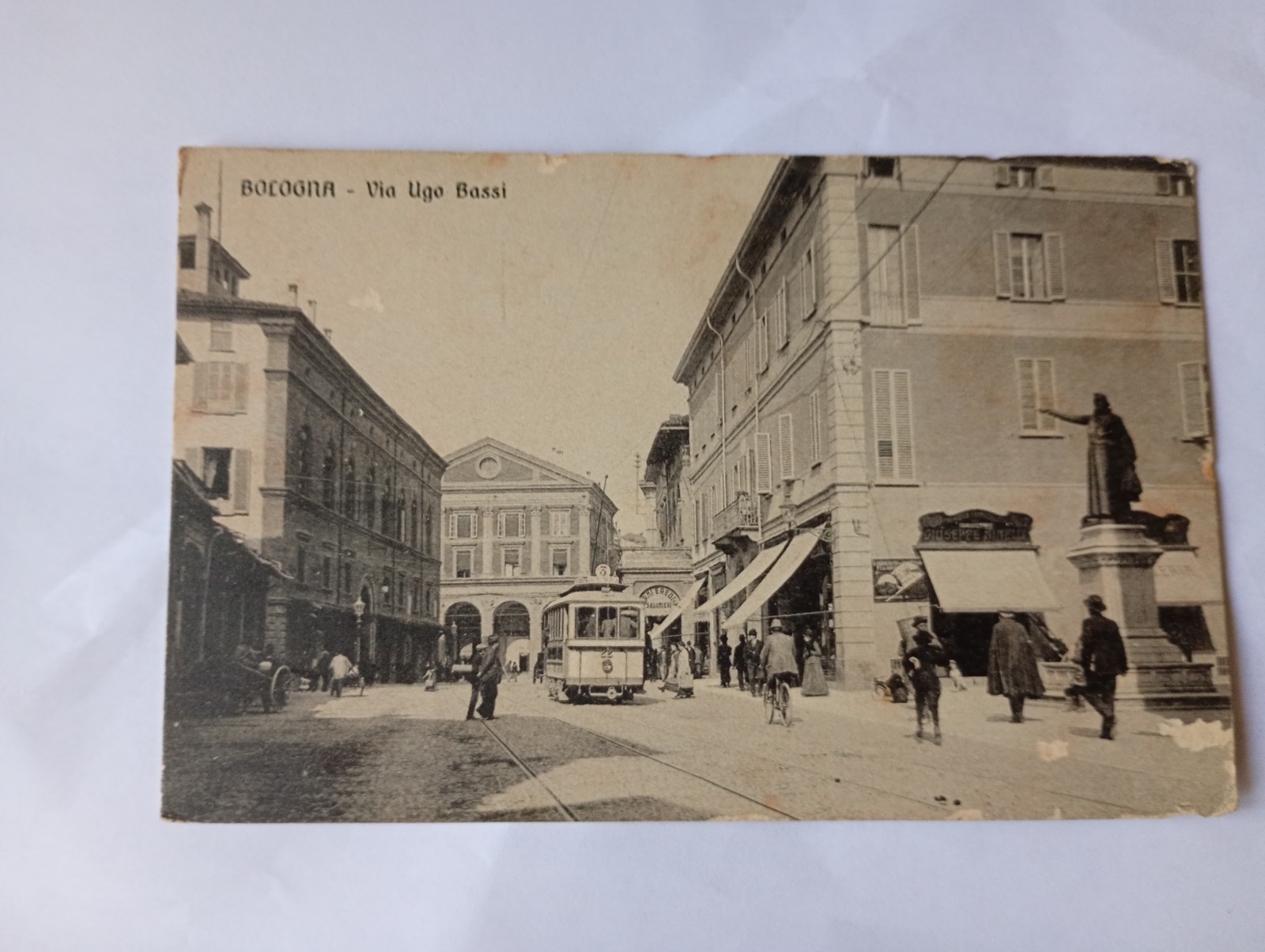 Bologna : Vecchia cartolina animata via Ugo Bassi, con tram. Non viaggiata.