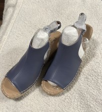 journee collection crew sandals size 9 blue, new