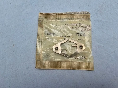 NOS 1974-1976 CHEVY PASSENGER CAR RH REMOTE MIRROR LOWER MOUNTING BRACKET 332101