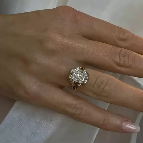 Alianza moderna de diamantes de corte cojín de 5 quilates enchapada en oro amarillo de 14 quilates con diamante creado en laboratorio Foto 2 de 4