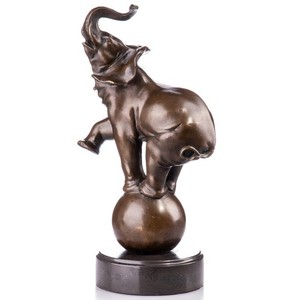Scultura in bronzo circo elefante su sfera su base in marmo nero secondo Milo