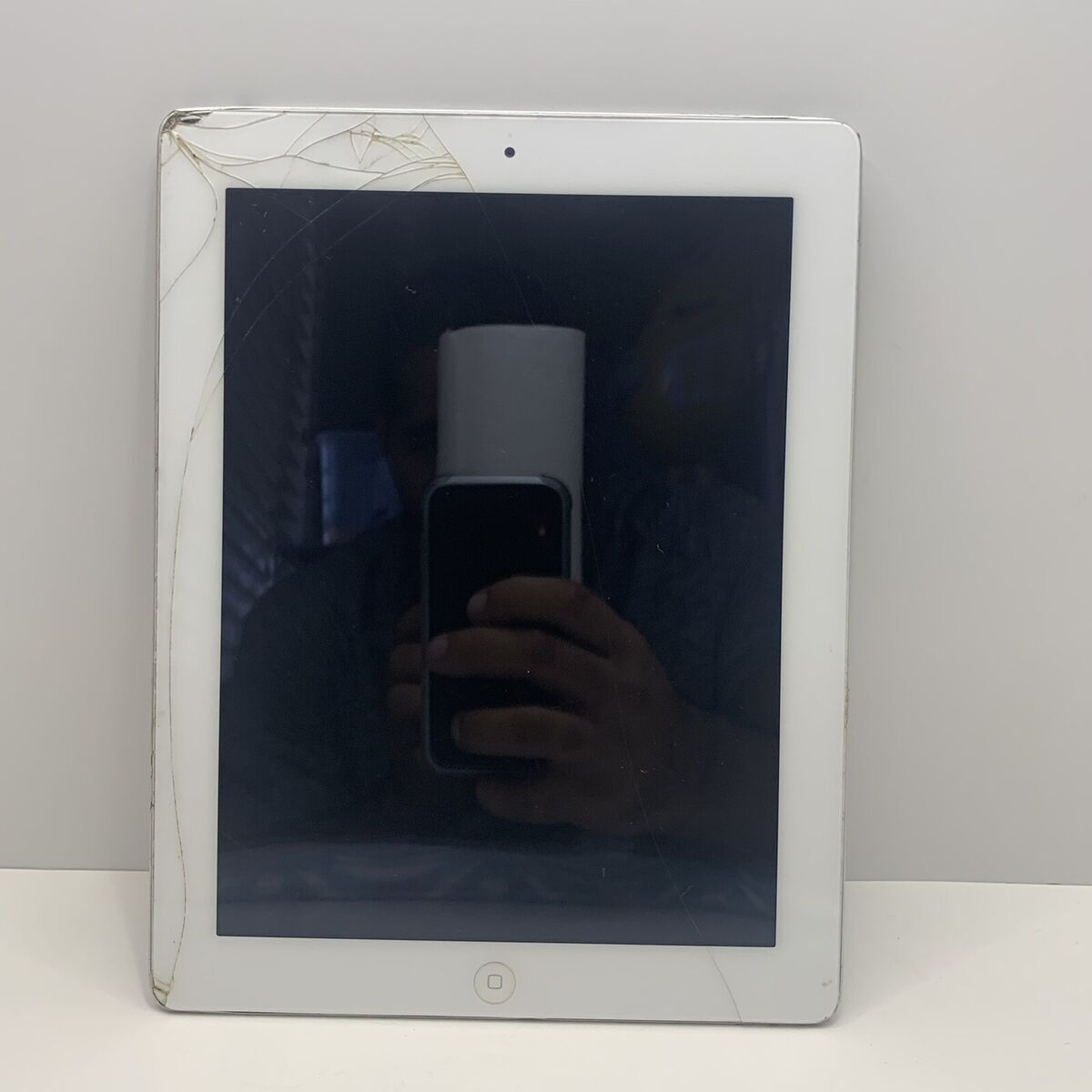 Apple iPad 2 16GB (Model A1395) - Damaged Screen/Needs Apple iPad 2 16GB (Model A1395) - Damaged Screen/Needs