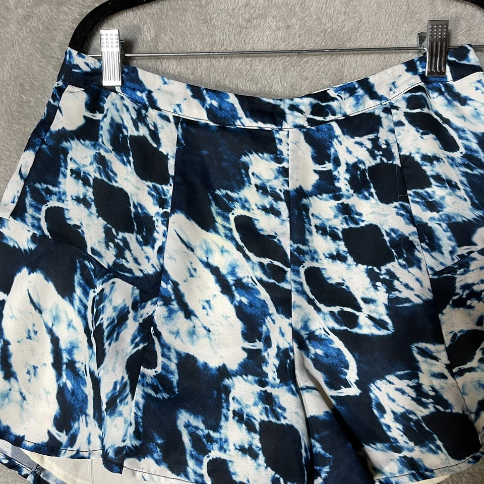 Pantalones Cortos LOVERS + FRIENDS Para Mujer Medianos Azul Blanco Tie Dye Shorts Foto 2 de 4
