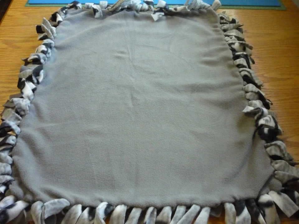 Manta de corbata de lana de peluche hecha a mano de gatos Yin Yang para una mascota pequeña Foto 3 de 3