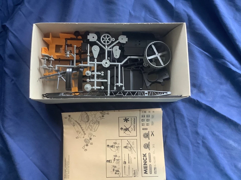 kibri 10562 Menck Crawler Crane w/Clamshell Bucket & Wrecking Balls NOS - Image 3 of 3