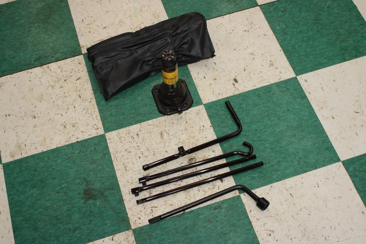 07-14 FJ CRUISER Emergency Bottle Jack Wrench Tool Kit Set Case