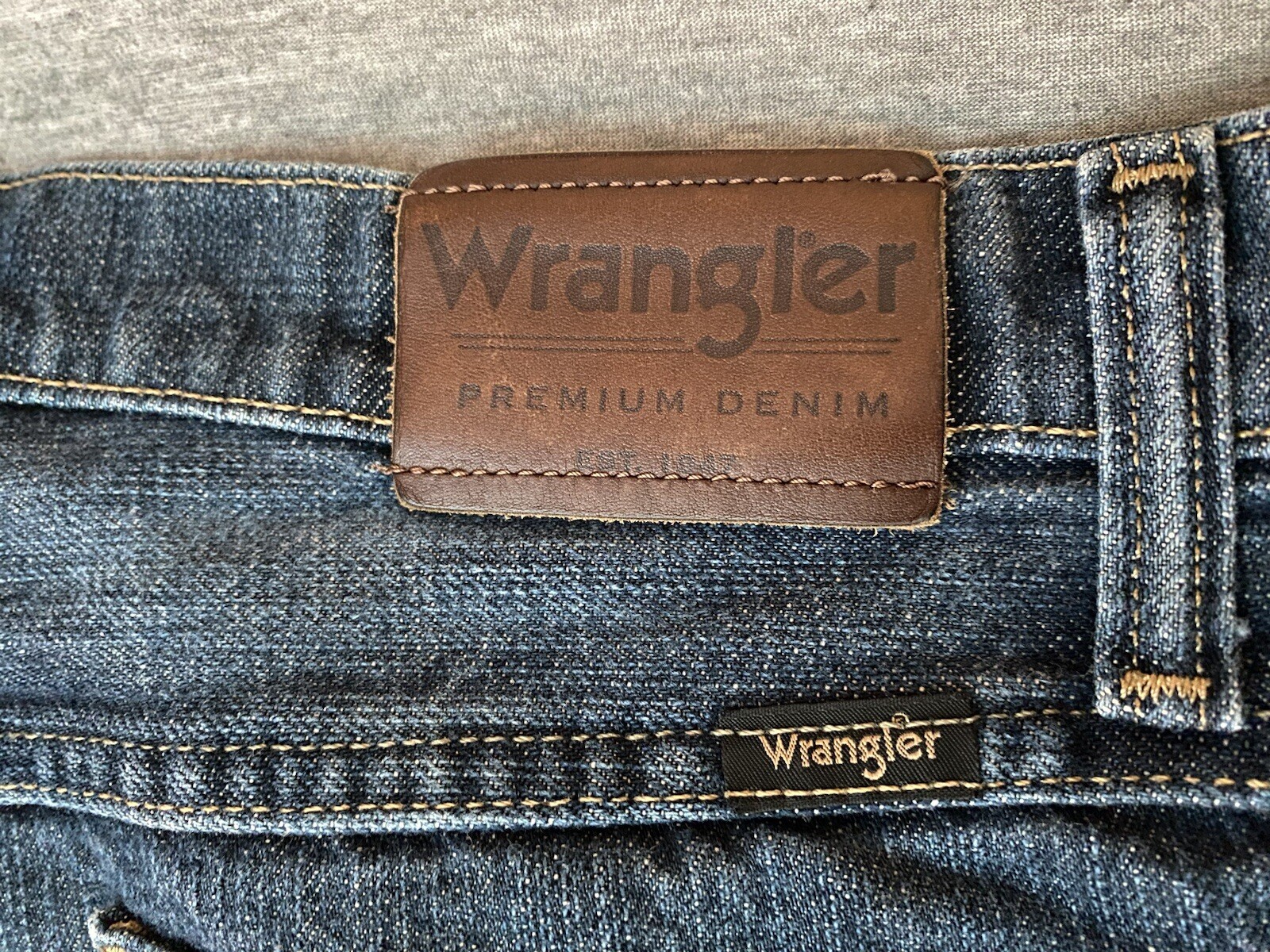 Men's Wrangler Jeans Dark Wash Denim RN 130273 30x32 Relaxed Fit ...