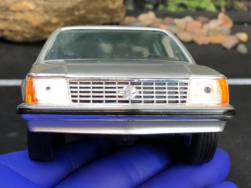 Imperfect GAMA 1:25 Diecast Model Car SILVER OPEL SENATOR GERMANY #449 - Picture 5 of 21