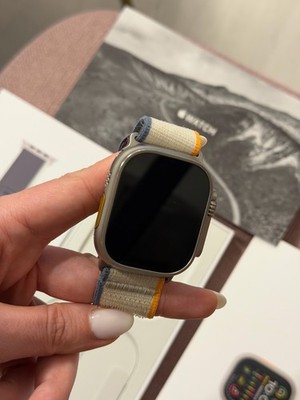 Apple Watch Ultra 2 49mm Titangehäuse mit Trail Loop - Orange/Beige, S/M (GPS)