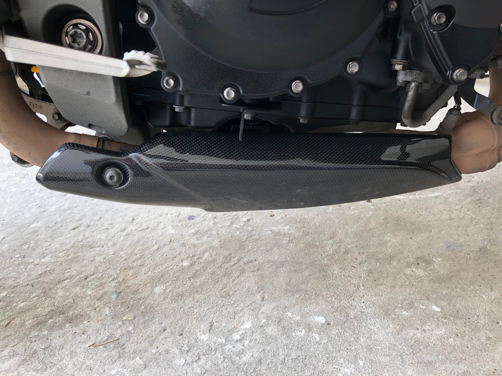 Protection échappement Triumph Speed Triple RS carbone plain pour vos sorties et balades moto