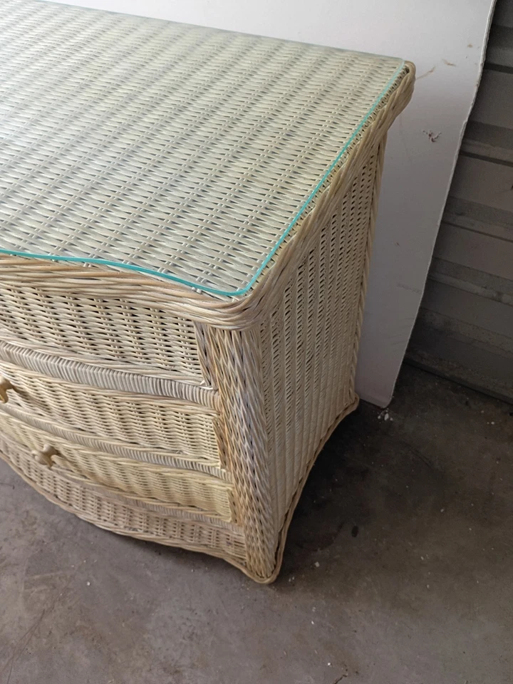 Dos aparadores WHITE WICKER recogida local solo Kendall 33183 ambos tienen tapas de vidrio Foto 3 de 4