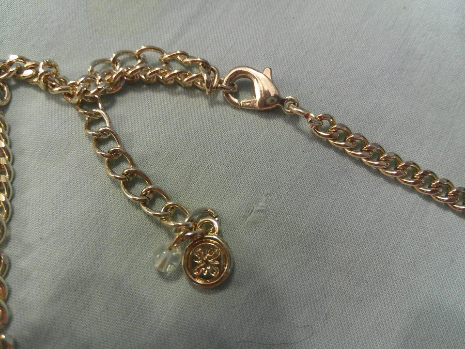 Collar y pendientes Vera Wang diamantes de imitación blancos y transparentes en tono dorado de Khol con etiquetas Foto 4 de 4