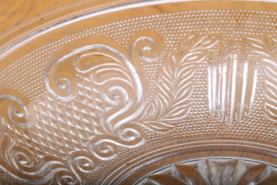 Vintage Pressed Glass Bowl With Laurel Pattern - Image 3 of 4