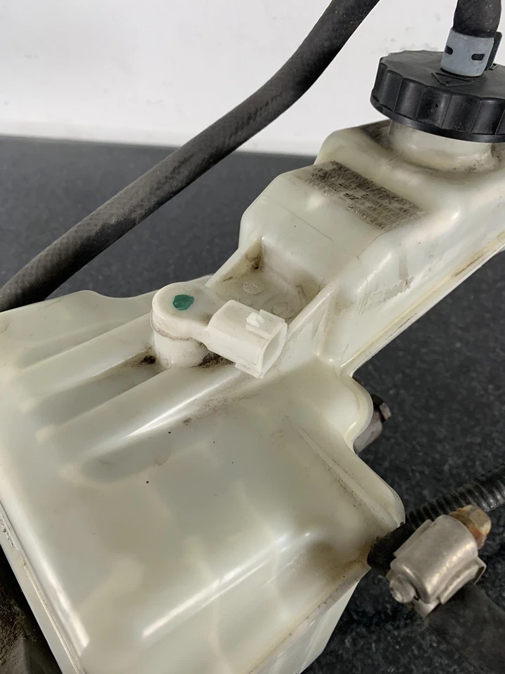 Conjunto de cilindro maestro de freno híbrido Ford Escape Mercury Mariner 2005-2008 2,3 L Foto 3 de 4