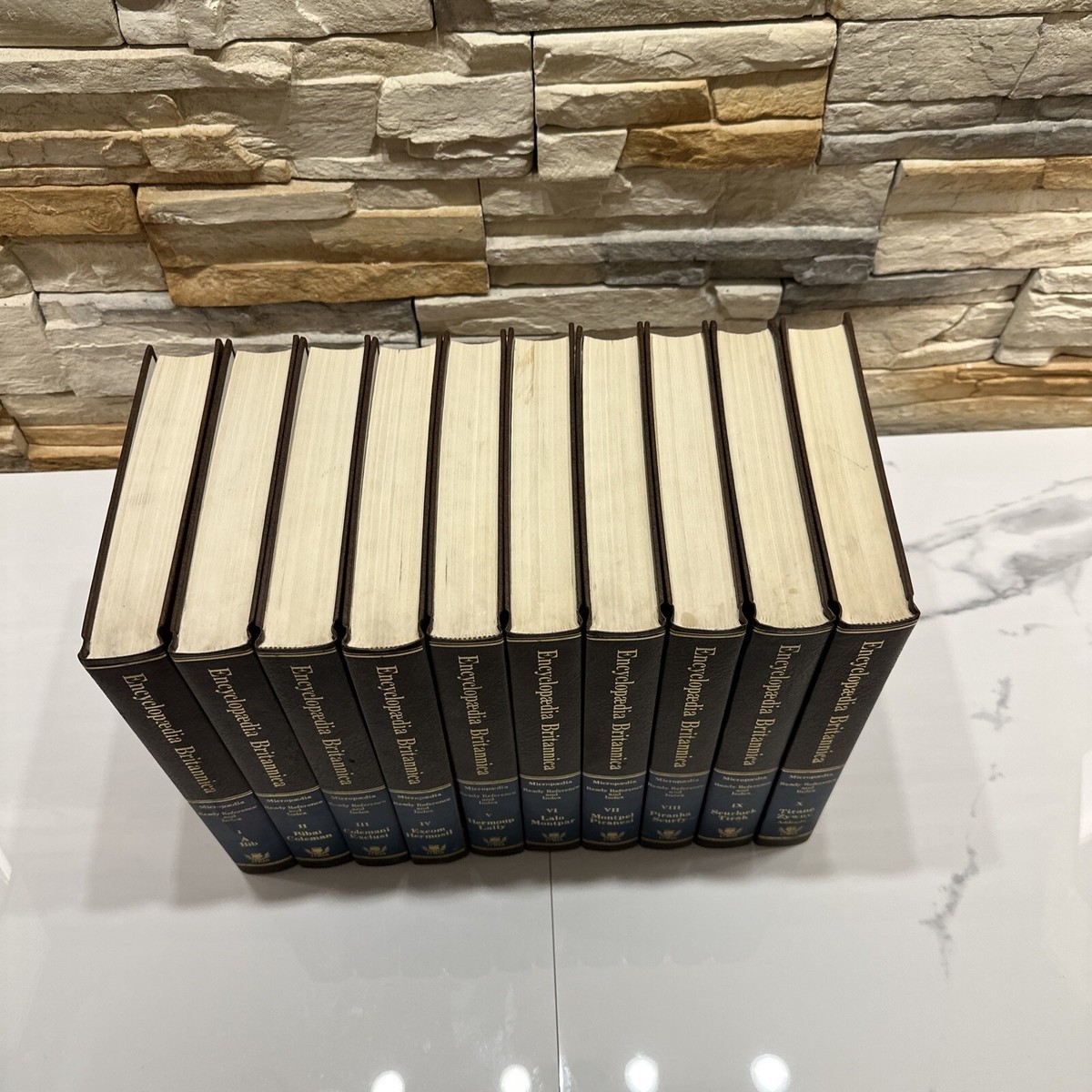 Encyclopedia Britannica 1977 ~ 32 Vol Set gold trim Macropedia