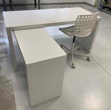 scrivania bianca con piano laterale scorrevole + sedia girevole modello Ikea