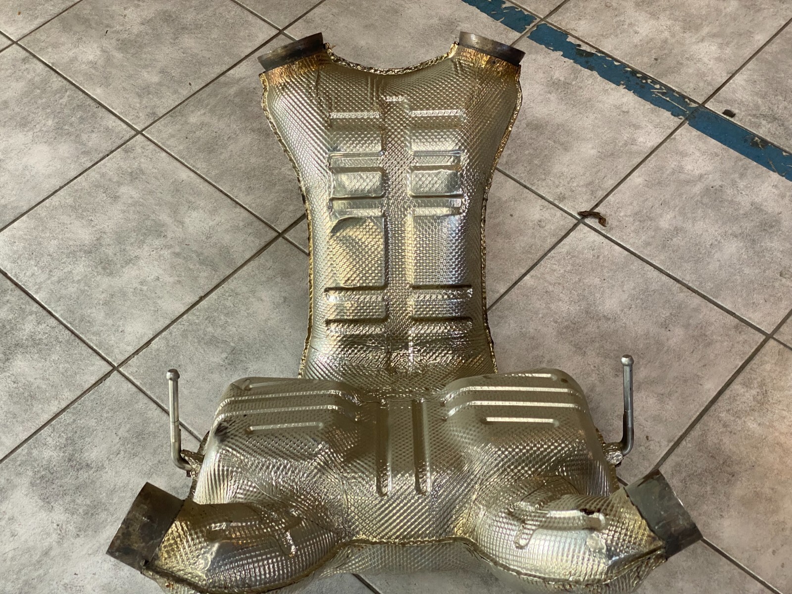 T020 2016 16 MCLAREN 570S EXHAUST MUFFLER 13H0279CP