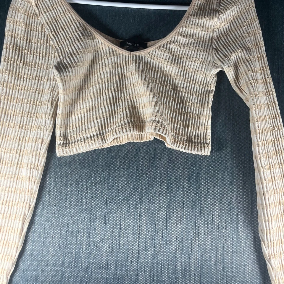 Top corto Forever 21 para mujer talla S/M beige tejido cuello en V manga larga pulóver Foto 3 de 4
