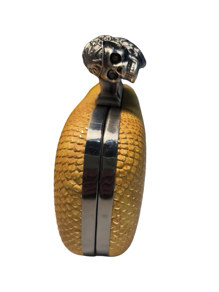 Cartera sin asas amarilla de cuero sintético con asa de nudillo de calavera alada Foto 2 de 4