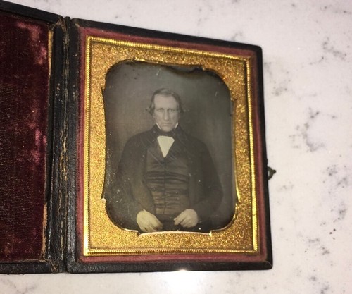 ANTIQUE DAGUERREOTYPE PHOTOGRAPH OF MAN GENTLEMAN STARING FORWARD - Picture 2 of 4