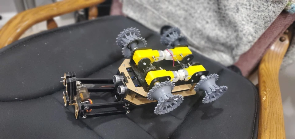 freenove tank with raspberry pi 4 - Image 2 of 4